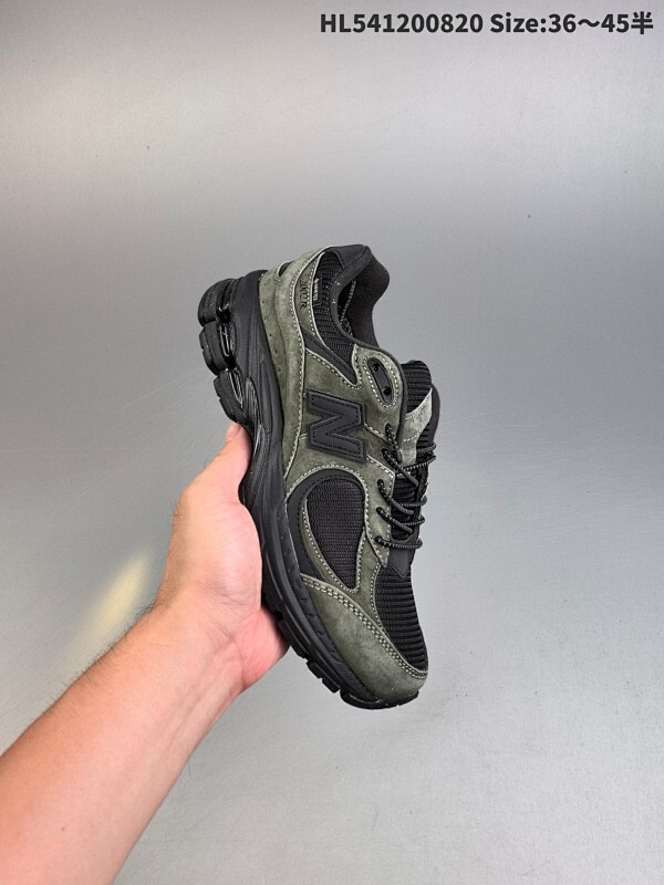 集合二  ✅New Balance 2002R 复古单品 热门复古鞋型New Balance 2002R，近日又曝出一款全新配色并释出官图