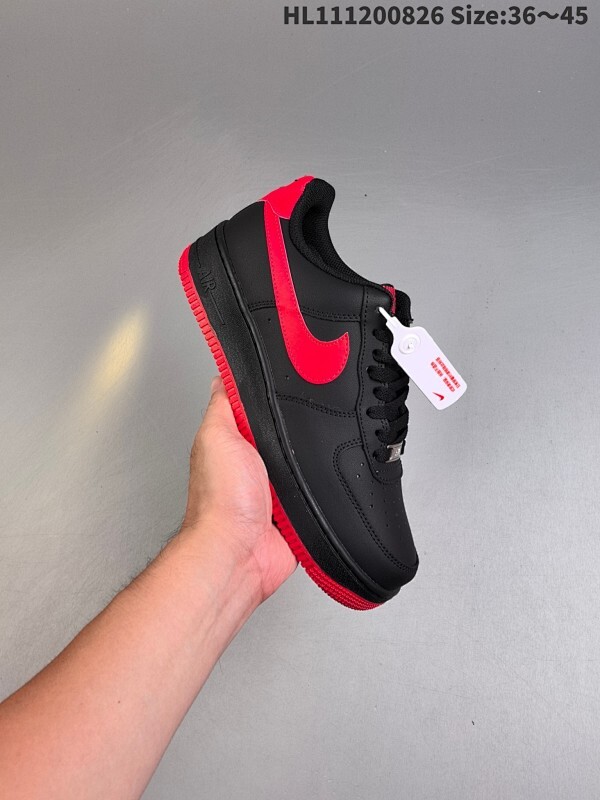 公司级✅耐克Nike AIR FORCE 1’07空军一号低帮百搭休闲运动板鞋。柔软、弹性十足的缓震性能和出色的中底设计