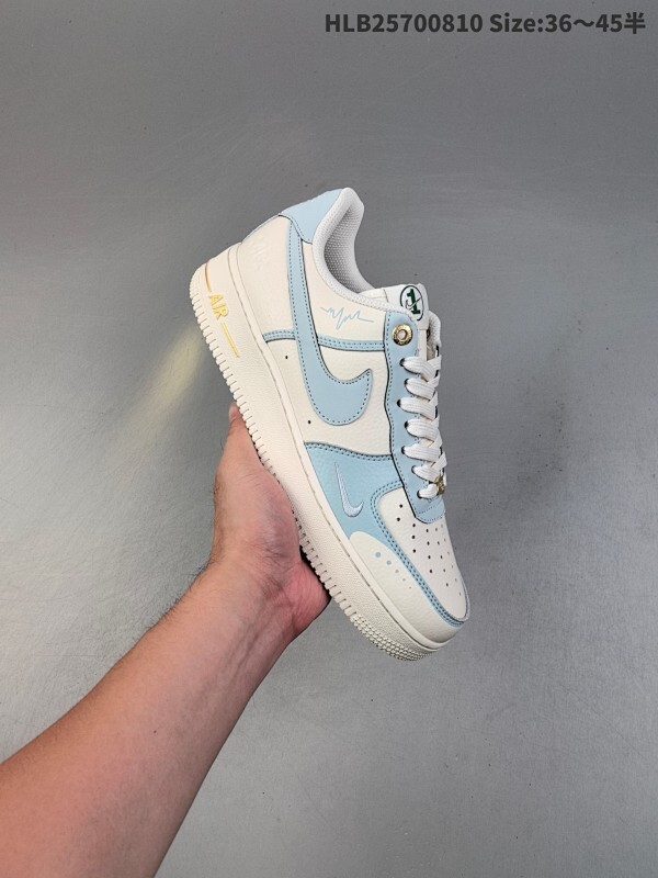 特价福利  耐克NIke Air Force 1 ‘07空军一号低帮百搭休闲运动板鞋。柔软、弹性十足的缓震性能和出色的中底设计