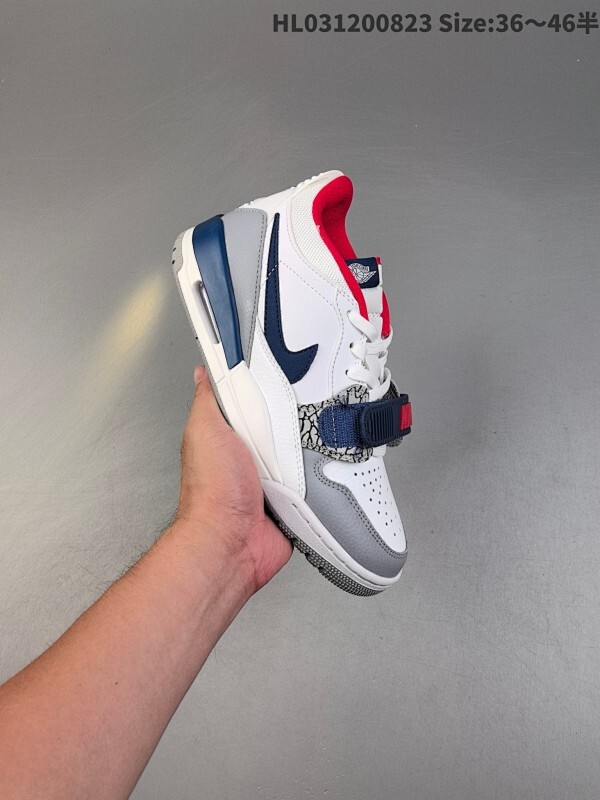 特价  乔丹Air Jordan Legacy AJ312 低帮  鞋身采用了皮革材质打造 横跨鞋面的魔术贴十分吸睛 侧面的Swoosh