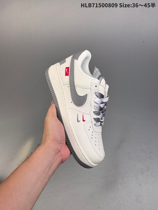 集合  福利！耐克 Nike Air Force 1 ’07 空军一号低帮百搭休闲运动板鞋。柔软、弹性十足的缓震性能和出色的中底设计