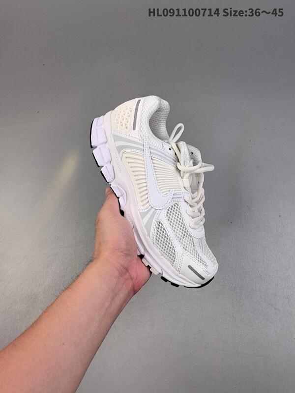 Nike Zoom Vomero 5 复古单品新配色 Nk Zoom Vomero 5 SP 佛莫罗5代系列经典复古休闲运动慢跑鞋#采用环保纤维革饰片