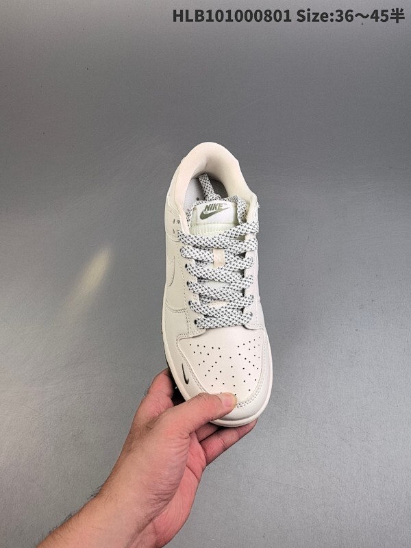 特价福利NIKE DUNK SB LOW 定制dunk 定制Dunk SB顾名思义，具有经典的Dunk血缘，又注入了更多的时尚元素。相较于普通的Dunk滑板鞋