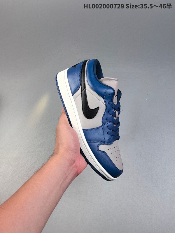 公司级 Air Jordan 1 Low 低帮 蓝灰色 AJ1 乔丹1代 aj1 乔1 低邦 蓝灰色 乔丹篮球鞋系列 鞋身整体以灰色皮革打造