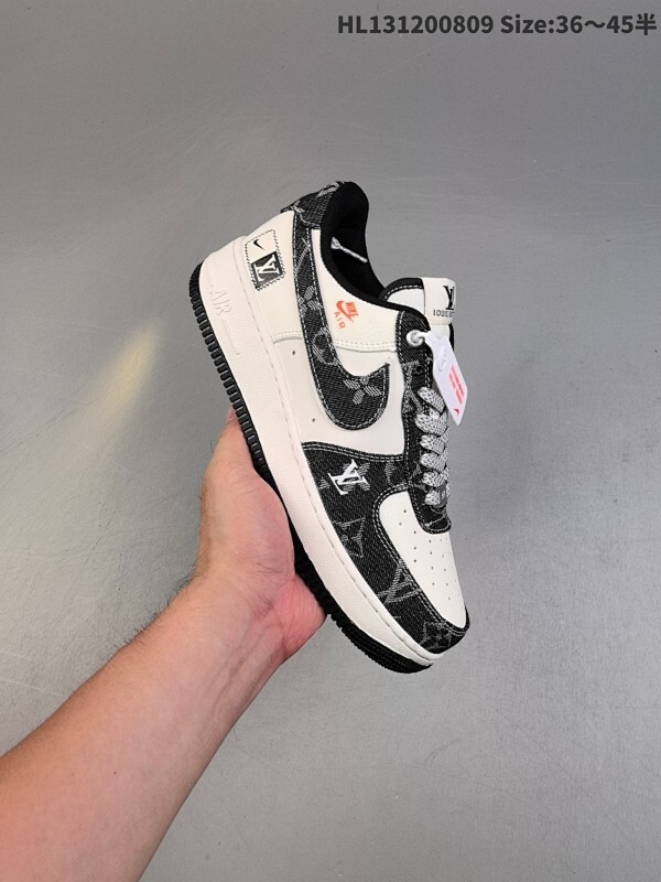 耐克 Nike Air Force 1 ’07 空军一号低帮百搭休闲运动板鞋。柔软、弹性十足的缓震性能和出色的中底设计