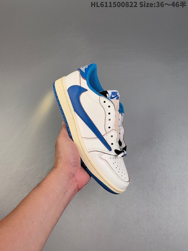 乔丹Fragment x Travis Scott x LV Air Jordan 1 Low 三方联名倒钩，整双鞋以全荔枝皮打造，腰身搭配白色「倒勾」