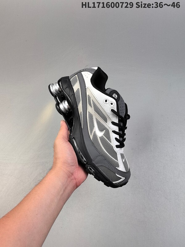 Nike Shox TL 系列  最令人瞩目的便是它那标志性的气柱底设计！这可是Nike家专利的科技，通过分布在鞋底的多个气