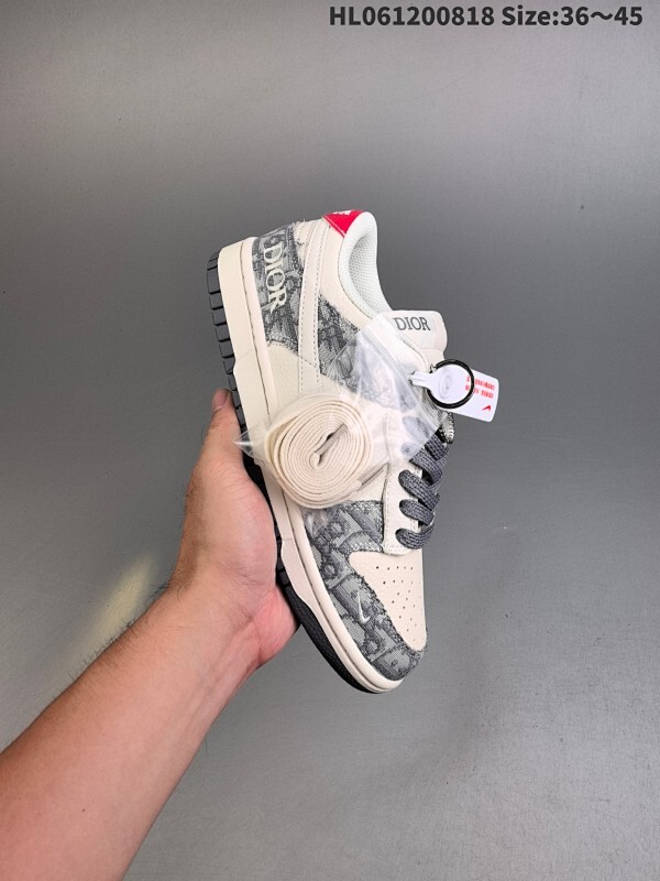 集合二  Stussy x Nike Dunk SB Low 斯图西 x 耐克 SB 低帮 联名米白灰 鞋身以米白色作为主色调，