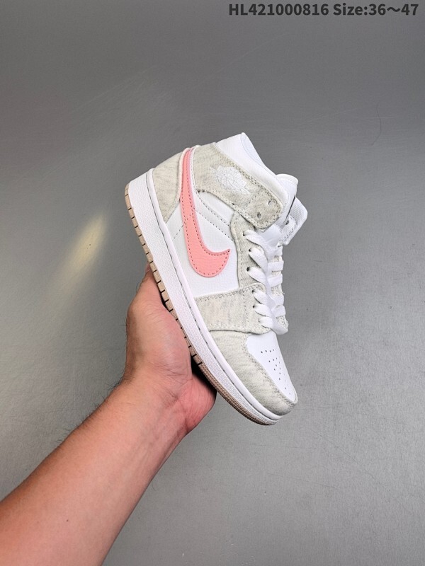 乔丹/Air Jordan 1 Mid SE“Light Iron Ore” 白灰粉 AJ1 乔1 中帮复古文化百搭休闲运动篮球板鞋。