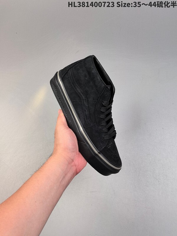 万斯NEIGHBORHOOD x VANS  联名系列  官方同步发售 两双 Sk8-Mid 一共有两种配色分别是全黑与奶茶。设计思路与上一次联名展现最高规格的质感一致