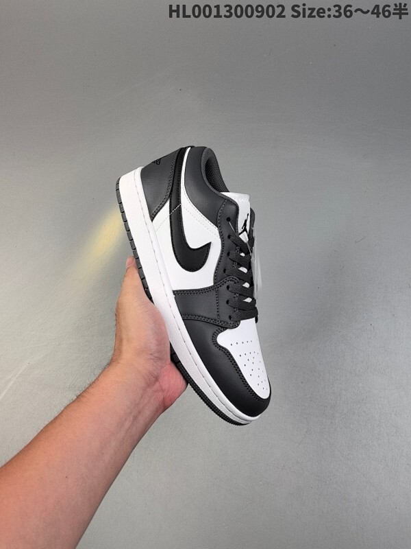 头层带半码 Air Jordan 1 Low "Lron Grey" 低帮 灰白黑 AJ1 乔丹1代 aj1 乔1 低邦 白黑灰 乔丹篮球鞋系列 鞋款采用白色皮质面料打造鞋面