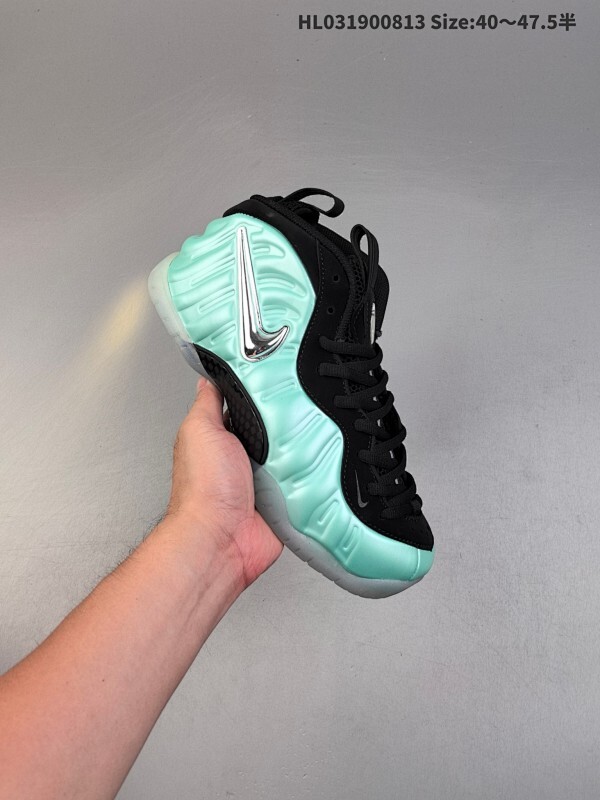 NIKE AIR FOAMPOSITE ONE 喷泡 喷泡，是一双内场的后卫战靴，97年1月份首期发行，使用FOAMPOSITE一次成型的喷塑鞋面