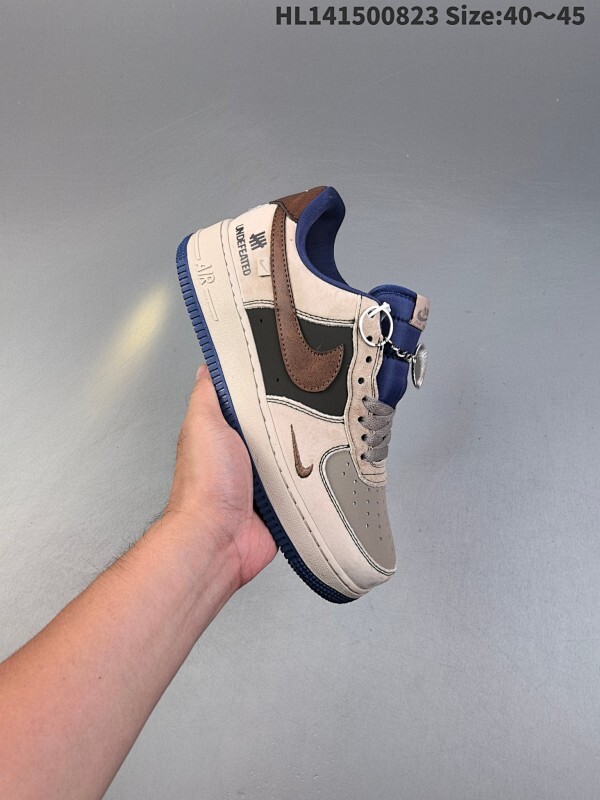 耐克Nike AIR FORCE 1‘07 空军一号低帮百搭休闲运动板鞋。柔软、弹性十足的缓震性能和出色的中底设计