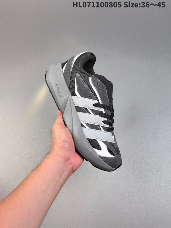 Adidas/阿迪达斯 ，升级原楦原纸版开发版型，采用长绒翻毛皮组合网织布鞋面材质