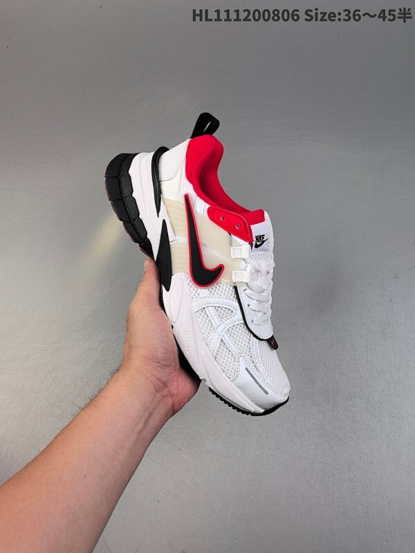 真标✅耐克NIKE V2K RUN跑步鞋复古风潮 网面透气运动鞋 灰银紧致的鞋面材质提供良好的包裹性鞋侧