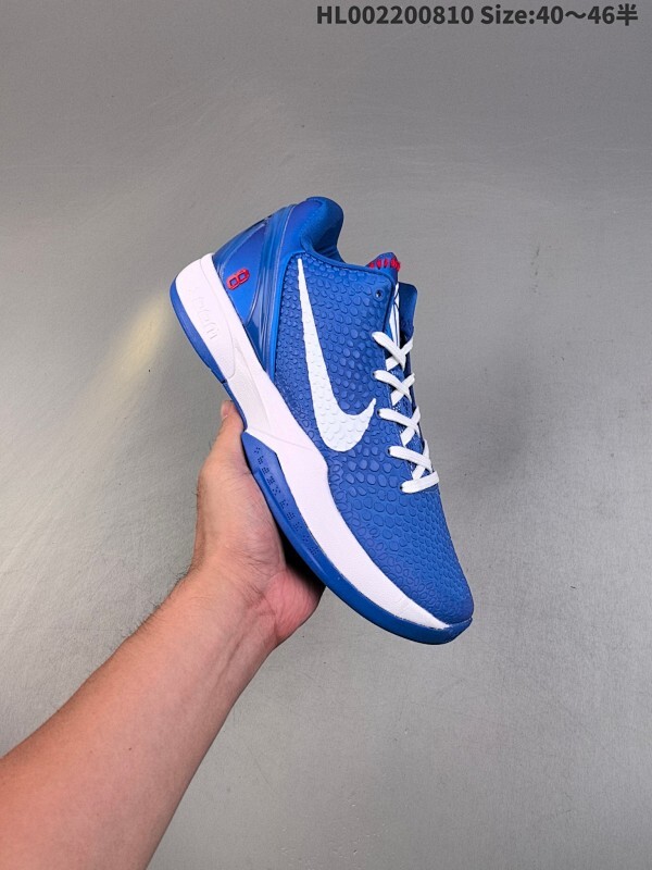 真碳版本 Nike Zoom Kobe 6 Protro "Dodgers" 耐克 科比6代 低帮 蓝白 整鞋整体采用大面积的蛇皮纹理鲜蓝色调