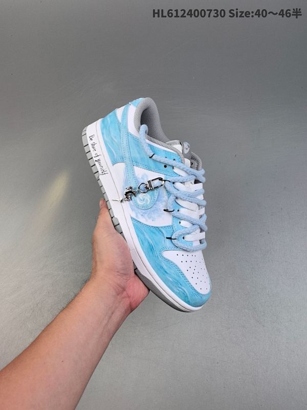 NIKE DUNK SB LOW 全新配色 黑红联名 定制Dunk SB顾名思义，具有经典的Dunk血缘，又注入了更多的时尚元素。相较于普通的Dunk滑板鞋