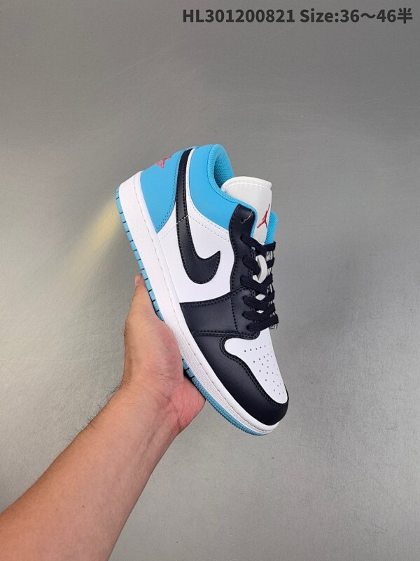 真标带半码 Air Jordan 1 Low 低帮 黑曜石 AJ1 乔丹1代 aj1 乔1 低邦 蓝白粉 乔丹篮球鞋系列 整双鞋在配色方面延续了早前的构色方案