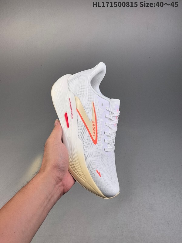 集合一  男女鞋升级原楦纸版开发，采用无缝印刷技术透气网鞋面材质，搭载密度泡棉缓震系统中底