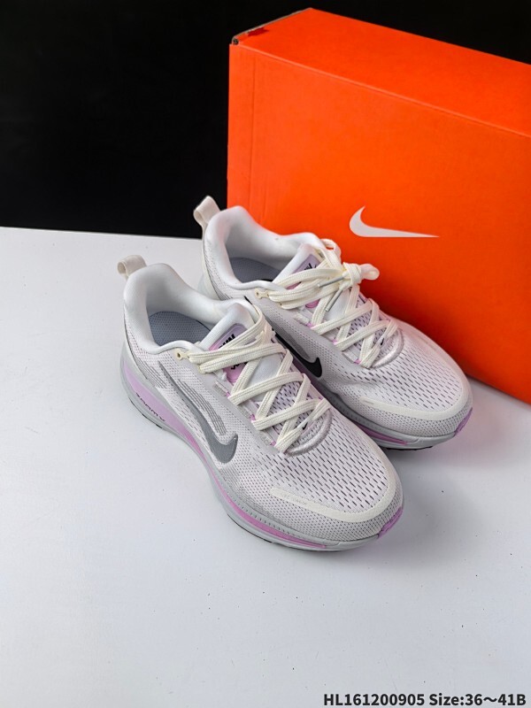 公司级✅Nike VOMERO 18 耐克 舒适减震防滑 低帮跑步鞋 全掌ReactX泡绵中底 前掌和后跟还配备了Air Zoom气垫单元 据说跑起来更快更舒适哦