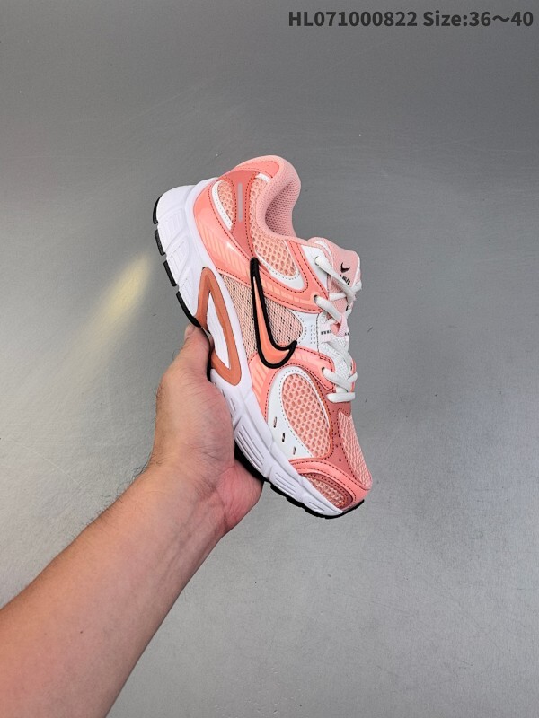 集合 NK V5 RNR 舒适百搭跑步鞋 融合了复古与现代设计元素，轻量化设计，鞋面采用透气网眼材料，搭配轻质泡沫中底，缓震舒适