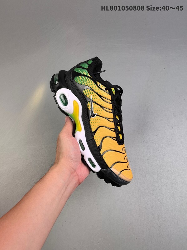 耐克 Nike Air Max Plus是Nike旗下另类鞋款的代表，TN 它诞生于1996年，是第一款使用TunedAir气垫的跑鞋