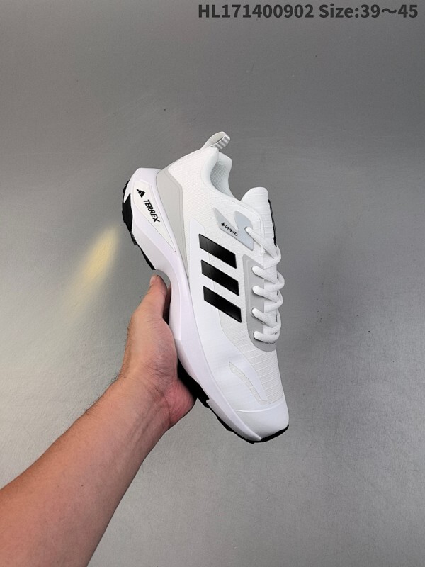 阿迪达斯Adidas Climacool 清风跑鞋凭借全方位透气设计 鞋面采用了网布 + TPU 支撑骨架设计