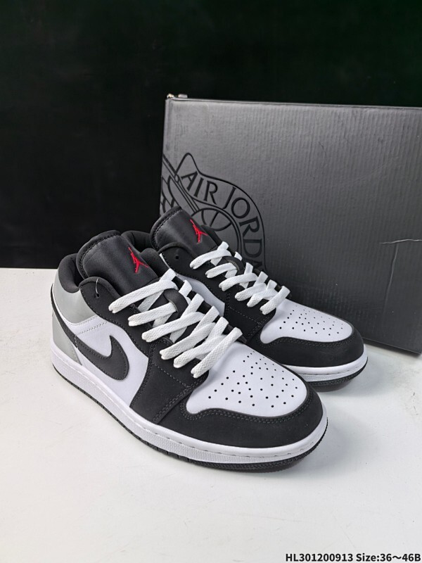 Air Jordan 1 Low 低帮 黑白灰 AJ1 乔丹1代 aj1 乔1 低邦 黑白灰 男女同款 乔丹篮球鞋系列 整双鞋选用白黑灰配色示人并辅以皮质鞋面