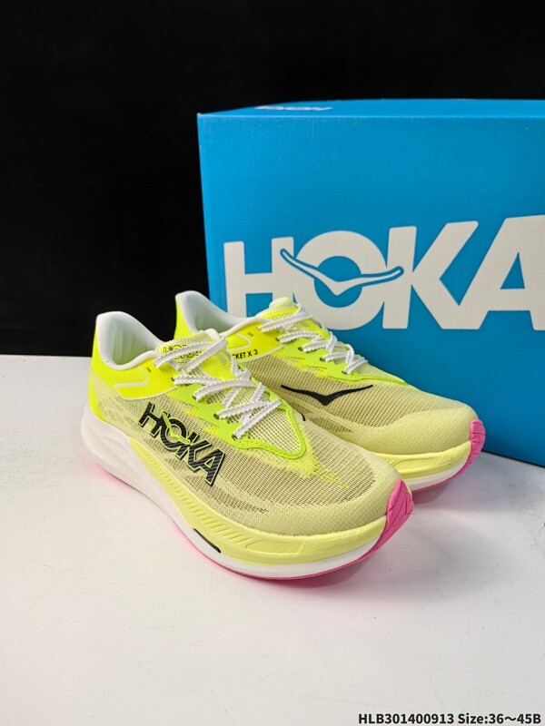 HOKA/霍卡 原楦开发纸版楦型，采用高科技合成网纱鞋面材质，搭载轻量化PEBA超临界发泡中底,脚感更软弹