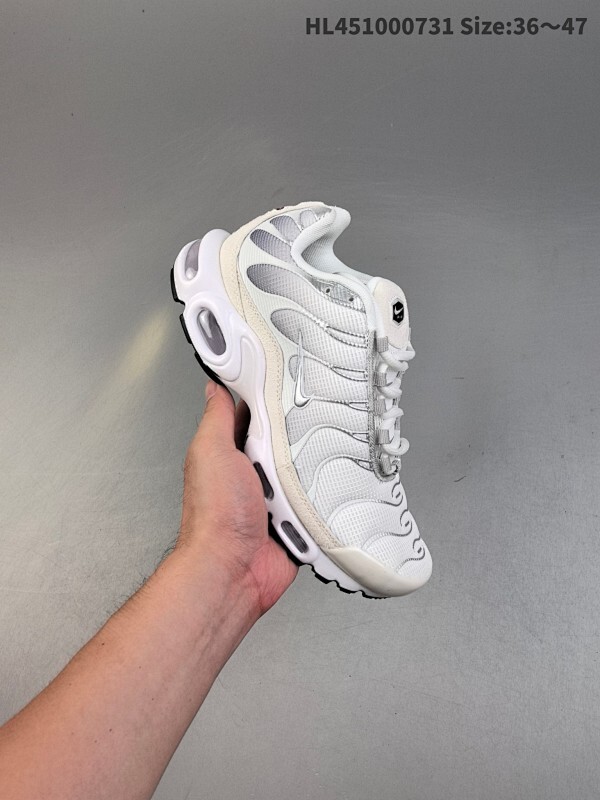 耐克 Nike Air Max Plus是Nike旗下另类鞋款的代表，TN 它诞生于1996年，是第一款使用TunedAir气垫的跑鞋