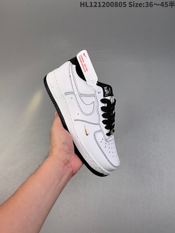 耐克Nike Air Force 1’07空军一号低帮百搭休闲运动板鞋。柔软、弹性十足的缓震性能和出色的中底设计