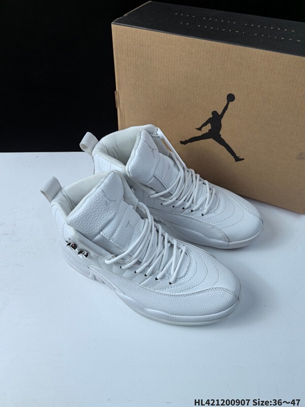 Air Jordan 12 OVO “White” 高帮 猫头鹰 AJ12 乔丹12代 aj12 乔12 高邦 白金 乔丹篮球鞋系列 鞋面由优质白色皮革以及精细的珍珠鱼皮组成