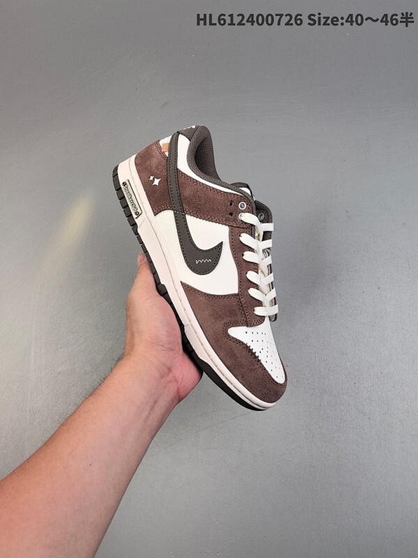 NIKE DUNK SB LOW 全新配色  定制Dunk SB顾名思义，具有经典的Dunk血缘，又注入了更多的时尚元素。相较于普通的Dunk滑板鞋，