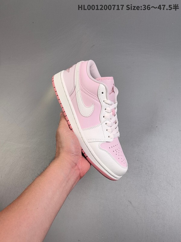 真标带半码 Air Jordan 1 Low 低帮 白粉色 AJ1 乔丹1代 aj1 乔1 低邦 白粉色 乔丹篮球鞋系列 鞋身整体采用淡淡的粉色皮质面料打造