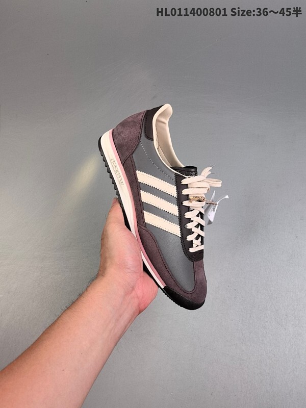 adidas originals SL 72RS 超轻便透气复古慢跑鞋  鞋头的设计饱满圆润