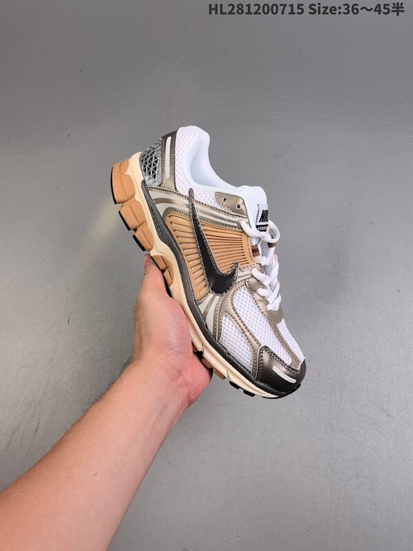 Nike 耐克夏季 ZOOM VOMERO 5 运动鞋休闲训练跑步鞋。Nike Zoom Vomero 5 女子运动鞋妥帖包覆足部