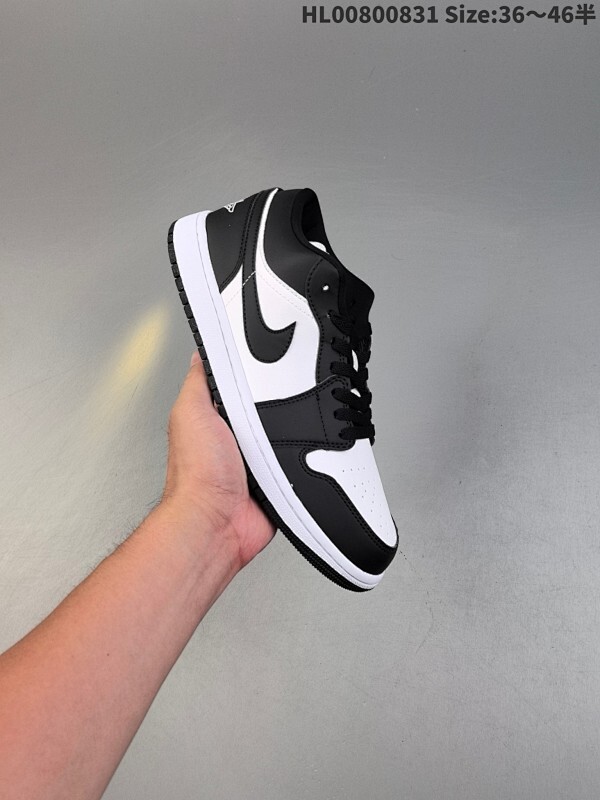 Air Jordan 1 Low "Panda" 低帮 熊猫黑白 AJ1 乔丹1代 aj1 乔1 低邦 黑白 乔丹篮球鞋系列 鞋款采用纯白皮质面料打造鞋面