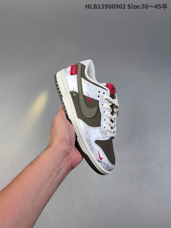 特价  NIKE DUNK SB LOW 全新配色 蛇年 定制Dunk SB顾名思义，具有经典的Dunk血缘，又注入了更多的时尚元素。相较于普通的Dunk滑板鞋