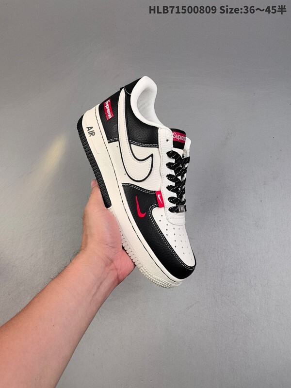 福利！耐克 Nike Air Force 1 ’07 空军一号低帮百搭休闲运动板鞋。柔软、弹性十足的缓震性能和出色的中底设计