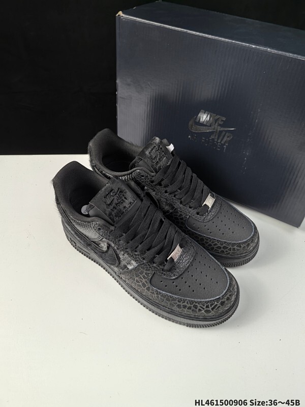 ✅耐克Nike AIR FORCE 1’07空军一号低帮百搭休闲运动板鞋。柔软、弹性十足的缓震性能和出色的中底设计