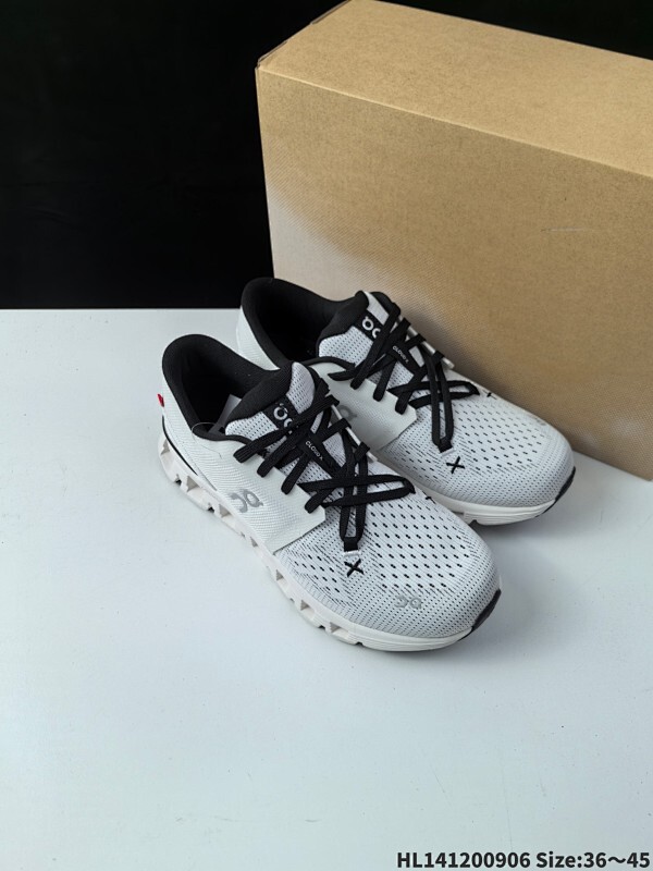 New Balance NB 9060 复古单品 鞋款灵感源自设计师本人对夏日的怀日回忆。鞋面大身由空间双格及磨砂鞋面拼接而生