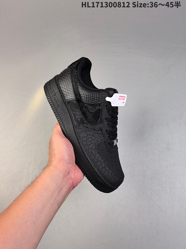 公司级✅耐克Nike AIR FORCE 1’07空军一号低帮百搭休闲运动板鞋。柔软、弹性十足的缓震性能和出色的中底设计