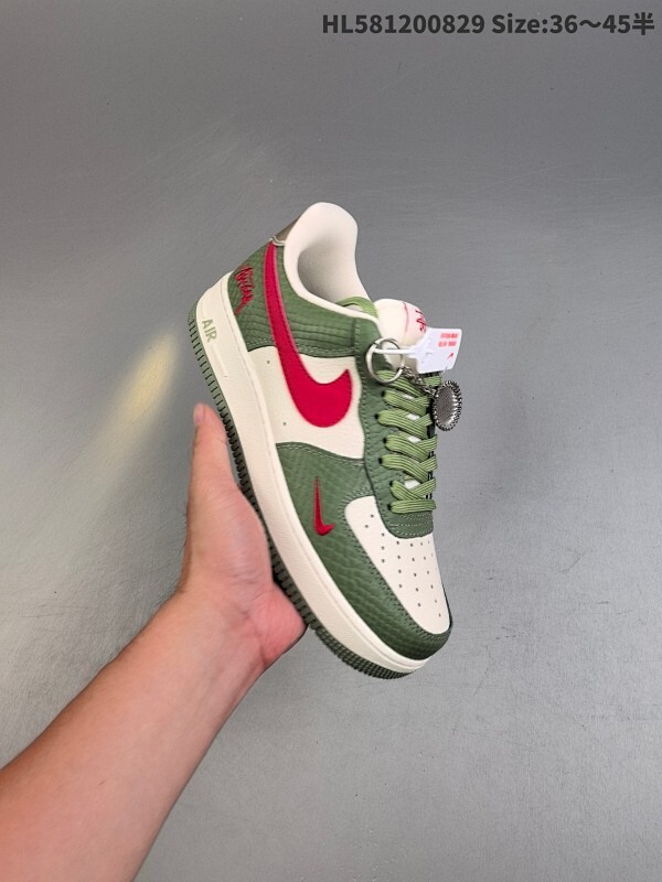 公司级✅耐克Nike AIR FORCE 1’07空军一号低帮百搭休闲运动板鞋。柔软、弹性十足的缓震性能和出色的中底设计