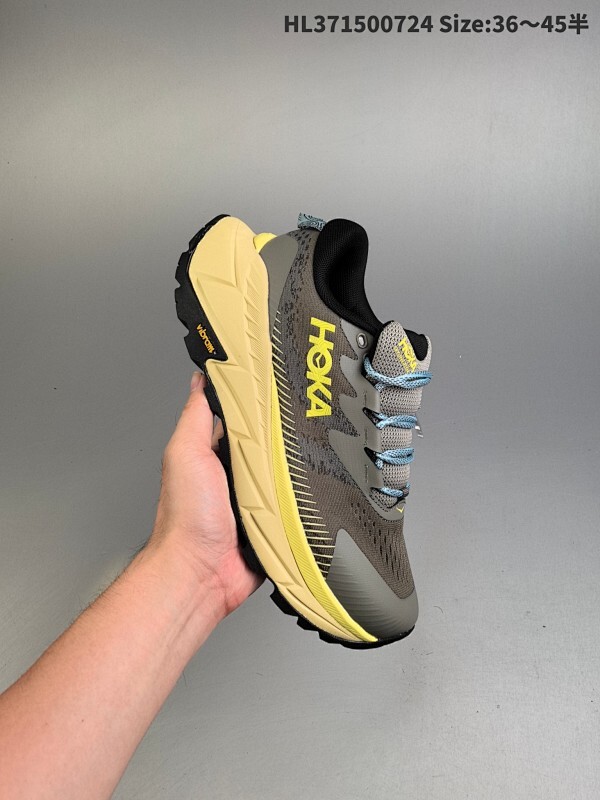 集合 HOKA/霍卡 原楦开发纸版楦型，采用柔软网织呼吸材料鞋面材质，搭载轻量化全掌双密度超临界EVA材料发泡中底,脚感更软弹