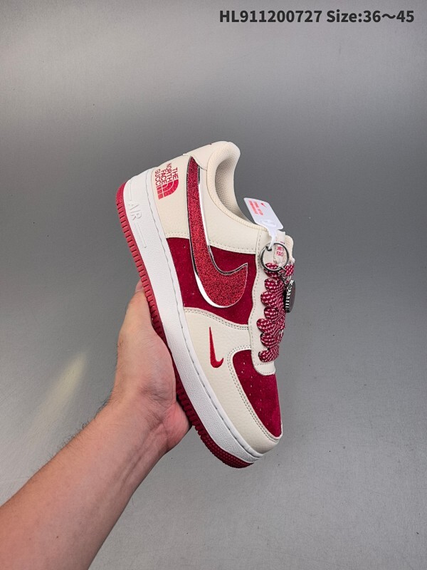 集合  公司级✅耐克Nike AIR FORCE 1’07空军一号低帮百搭休闲运动板鞋。柔软、弹性十足的缓震性能和出色的中底设计