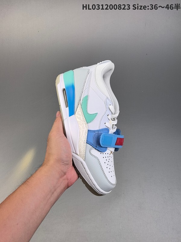 集合二特价  乔丹Air Jordan Legacy AJ312 低帮  鞋身采用了皮革材质打造 横跨鞋面的魔术贴十分吸睛 侧面的Swoosh Logo的一部分被鞋面遮挡了一部分