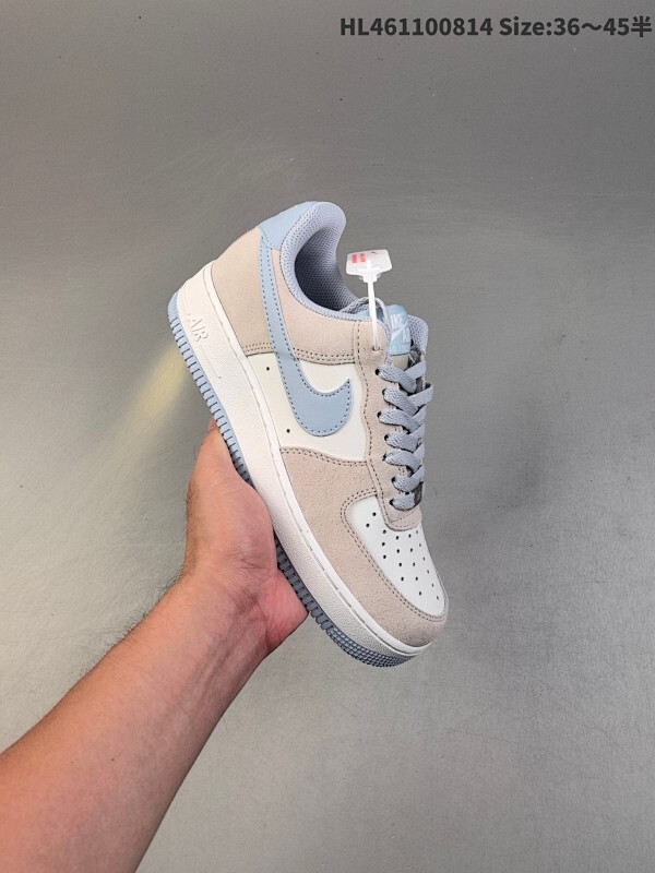 耐克Nike AIR FORCE 1’07空军一号低帮百搭休闲运动板鞋。柔软、弹性十足的缓震性能和出色的中底设计