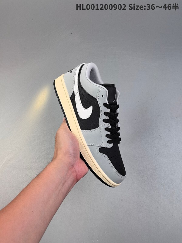 真标带半码 Air Jordan 1 Low "Light Smoke Grey" 低帮 烟熏灰 AJ1 乔丹1代 aj1 乔1 低邦 黑灰 乔丹篮球鞋系列 鞋身整体以黑色皮革打造