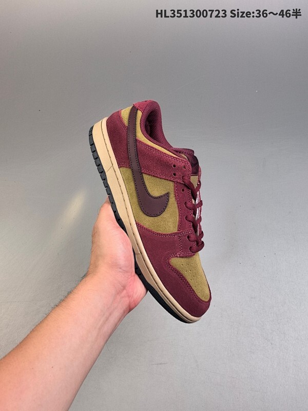 NIKE SB DUNK LOW PRO Dunk SB顾名思义，具有经典的Dunk血缘，又注入了更多的时尚元素。相较于普通的Dunk滑板鞋