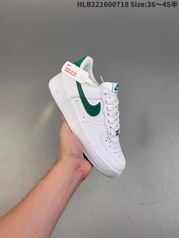 公司级！耐克Nike AIR FORCE 1‘07 空军一号低帮百搭休闲运动板鞋。柔软、弹性十足的缓震性能和出色的中底设计